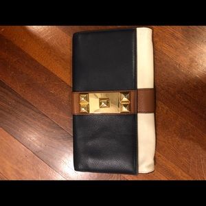Multi color clutch